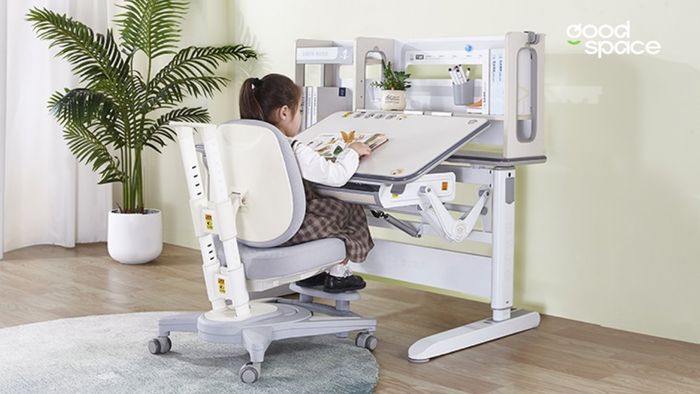 Tư thế ngồi học đúng chuẩn cho trẻ giúp bảo vệ cột sống